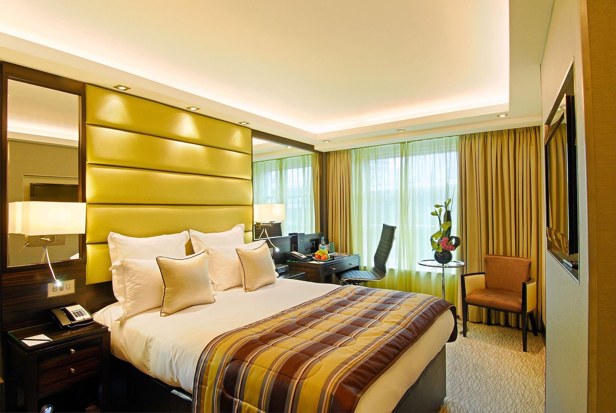 Montcalm Mayfair, Autograph Collection London Eksteriør billede A bedroom at the InterContinental London The O2